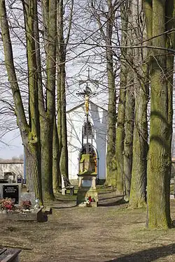 Kříž u kapličky na hřbitově v Malých Horkách