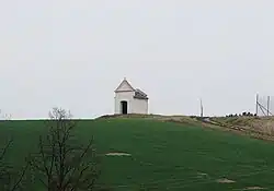 Malínky, kaple Nejsvětější Trojice z dálky.jpg
