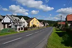 Hlavní ulice z návsi k mostu přes Ploučnici