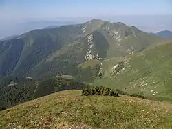 Mojský grúň vlevo vzadu