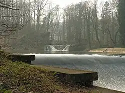 Pohled na vodopád z pravého břehu Doubravy