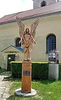 Dřevěná socha anděla před kostelem
