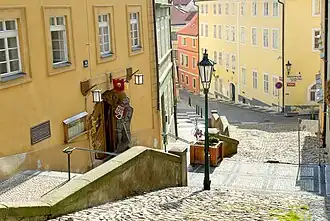 Schodiště s domem U sedmi švábů v horní části vršku