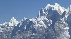 Malanphulan - pyramida vlevo a Kangtega vpravo