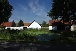 Stavení na návsi u rybníka