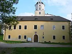 Hrad Malenovice od příjezdové cesty