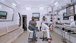 Snímek ze série PRIDE, která je projektem o holičství a mužských účesech v západní Africe