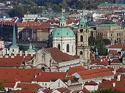 Kostel sv. Mikuláše na Malé Straně, typický příklad radikálního baroka.