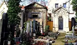 Hroby a hrobky při obvodové hřbitovní zdi