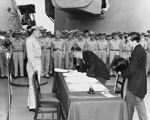 Japonský ministr zahraničí Mamoru Šigemicu při podpisu kapitulace Japonského císařství na USS Missouri, která 2. září 1945 formálně ukončila druhou světovou válku