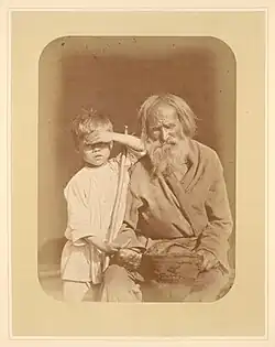 Žebrající muž s chlapcem