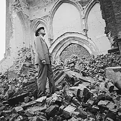 Man in burger met bril bij de ruine van de St Eusebius of Walburgis kerk