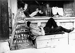 Spící muž před obchodem