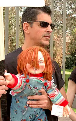 Scenárista Don Mancini s loutkou Chucky