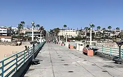 Manhattan Beach pohledem z městského mola