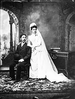 Yas se svou manželkou v den jejich svatby