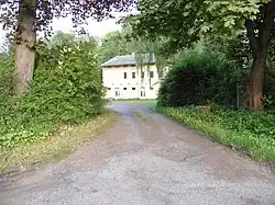 Manušice, příjezdová cesta k mlýnu čp. 1, stav 2018