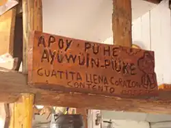 Nápis v mapučštině: apoy pühe ayüwüin piüke („žaludek plný, srdce šťastné“)