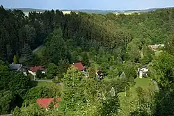 Celkový pohled na vesnici z Kyrillovy vyhlídky