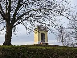 Maršovice (u Benešova) - výklenková kaplička u silnice pod Stejcem (1).jpg