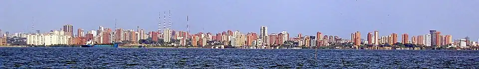 Panorama města viděná z úžiny.