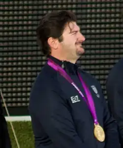 Marco Galiazzo (pátý zleva) na stupních vítězů po soutěži družstev na londýnské olympiádě