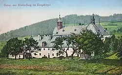 Klášter kapucínů v Mariánské u Jáchymova s kostely Nanebevzetí Panny Marie a sv. Františka z Assisi (vpravo) na pohlednici z roku 1928