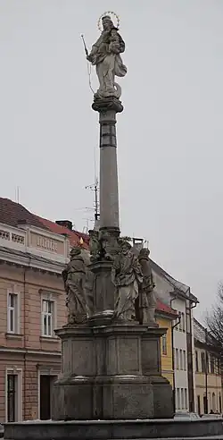 Mariánský sloup na náměstí Míru.