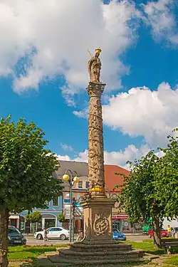 Mariánský sloup na Masarykově náměstí v Polici nad Metují.jpg