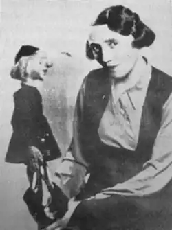 Maria Kownacka s loutkou ševce Dratvičky.