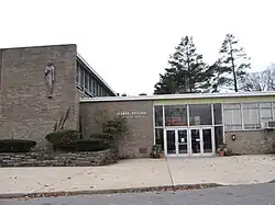 Zděná budova s velkými okny