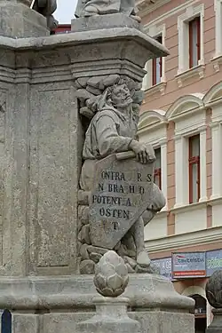 Havíř podpírající sochu svatého Františka Xaverského