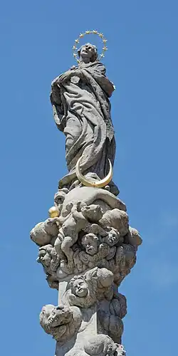 Pohled na sochu Panny Marie Immaculaty od jihovýchodu