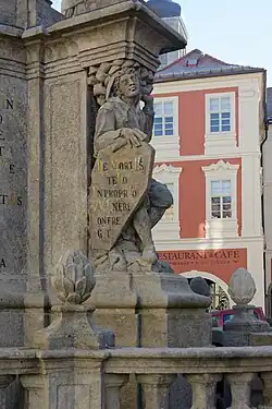 Havíř podpírající sochu svatého Šebestiána