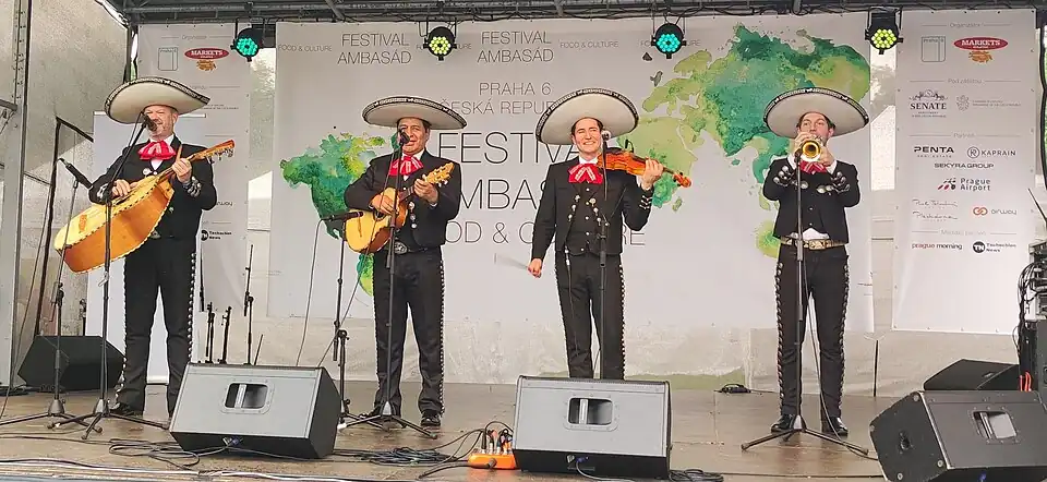 Mariachi Azteca de Praga (2023); zleva doprava: Alejandro Tamez Quintanilla (mexický guitarrón); Felix Aguirre (mexická vihuela); José Ramos III (housle); Jakub Šefl (trubka)[6]