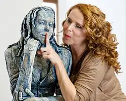 Autorka se svou sochou "Povídej poslouchám"