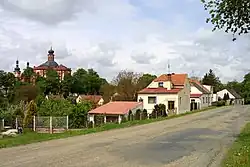 Mariánský Týnec s Mariánskou Týnicí v pozadí