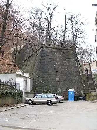 Mariánské hradby z ulice Rošických pod Petřínem