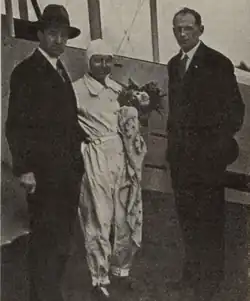 Marie Krupičková (uprostřed) s p. Krasíkem a pilotem Vavřincem Šedivcem na letišti Plzeň-Bory, 1930