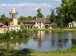 Hameau de la Reine ve versailleském parku