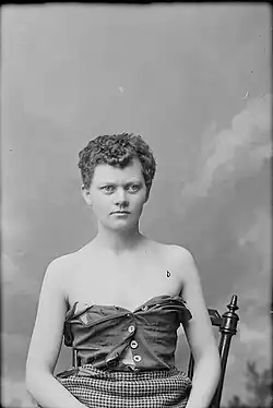 Marie Høeg v kostýmu s odhalenými rameny