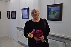 Marie Plotěná na vernisáži výstavy svých děl v adamovské výstavní síni (2015)