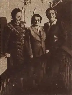 Poslankyně Marie Trojanová (vlevo), místopředsedkyně ÚNS M. Hodinová (uprostřed) a předsedkyně Rady čs. žen Dr. M. Horáková na zasedání Mezinárodní federace žen ve Švédsku (říjen 1947)