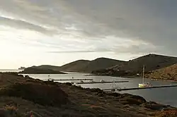 Marina mezi ostrovy Piškera (vpravo) a Vela Panitula (vlevo)