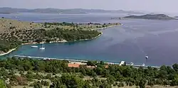 Marina a zátoky Golubovac a Podražanj na ostrově Žut