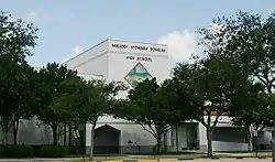 Hlavní vstup do Stoneman Douglas High School.