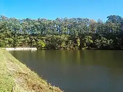 Pohled z hráze nádrže na sever k výpusti