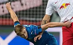 Marko Rog v dresu Neapole v souboji s hráčem Red Bull Salzburg