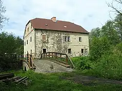 Tvrz a kamenný most přes Bystrou