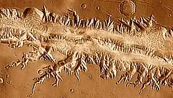 Údolí Louros Valles v rámci kaňonu Ius (NASA)